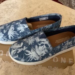 SOLD Toms Shoes